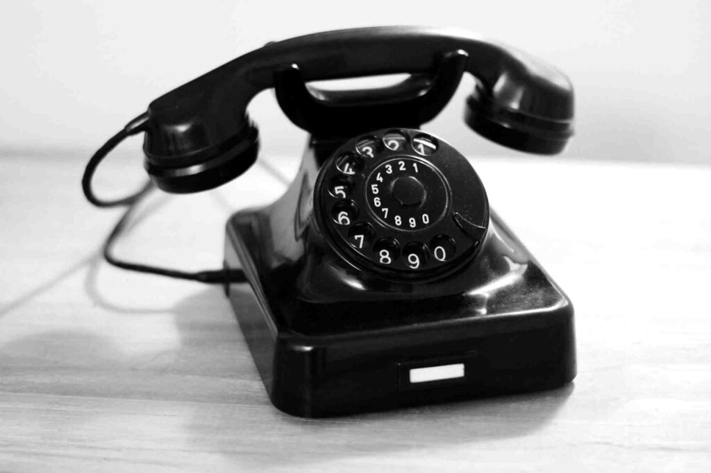 picture of old-fashioned black telephone
